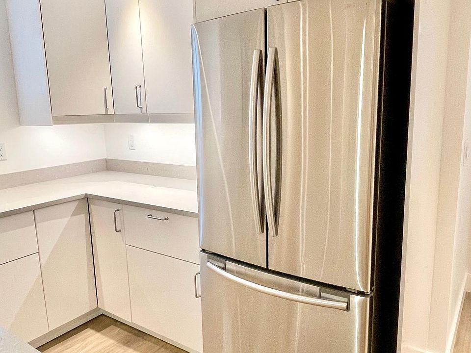 French door refrigerator with ice maker