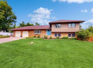 4130 W Valley Dr, Cedar Rapids, IA 52411