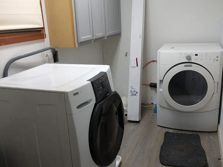 Shared Laundry Room Upstairs