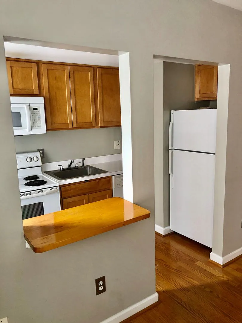 1750 Harvard St NW — Photo 4