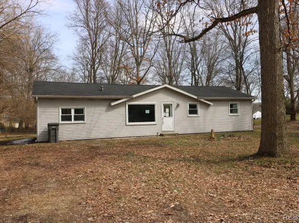 735 Maple Dr, Columbiaville, MI 48421