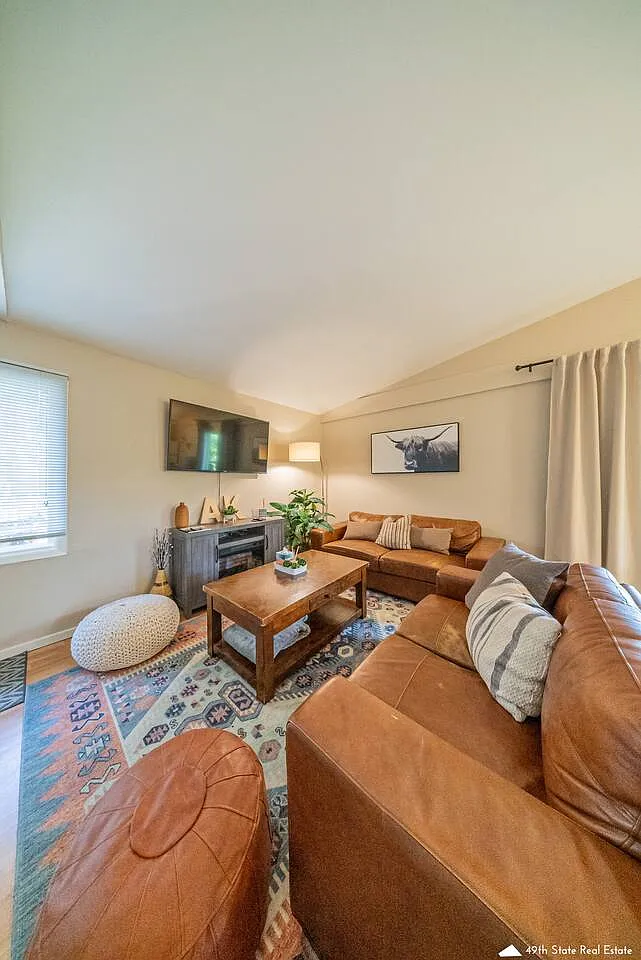 2 bed, 812 sqft, $2,000 — Photo 1