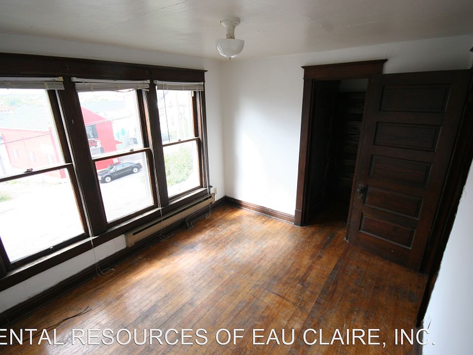 2nd image of 209 1/2 N Dewey St