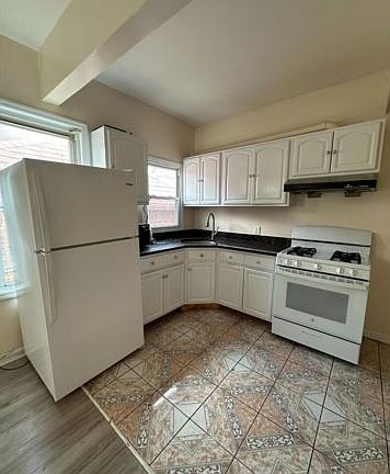 5th image of 9530 125th St #1
