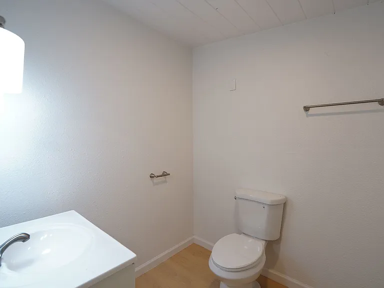 1443 N Riverside Ave — Photo 22