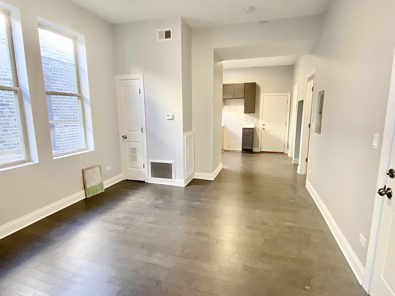 2027 N Sheffield Ave — Photo 6