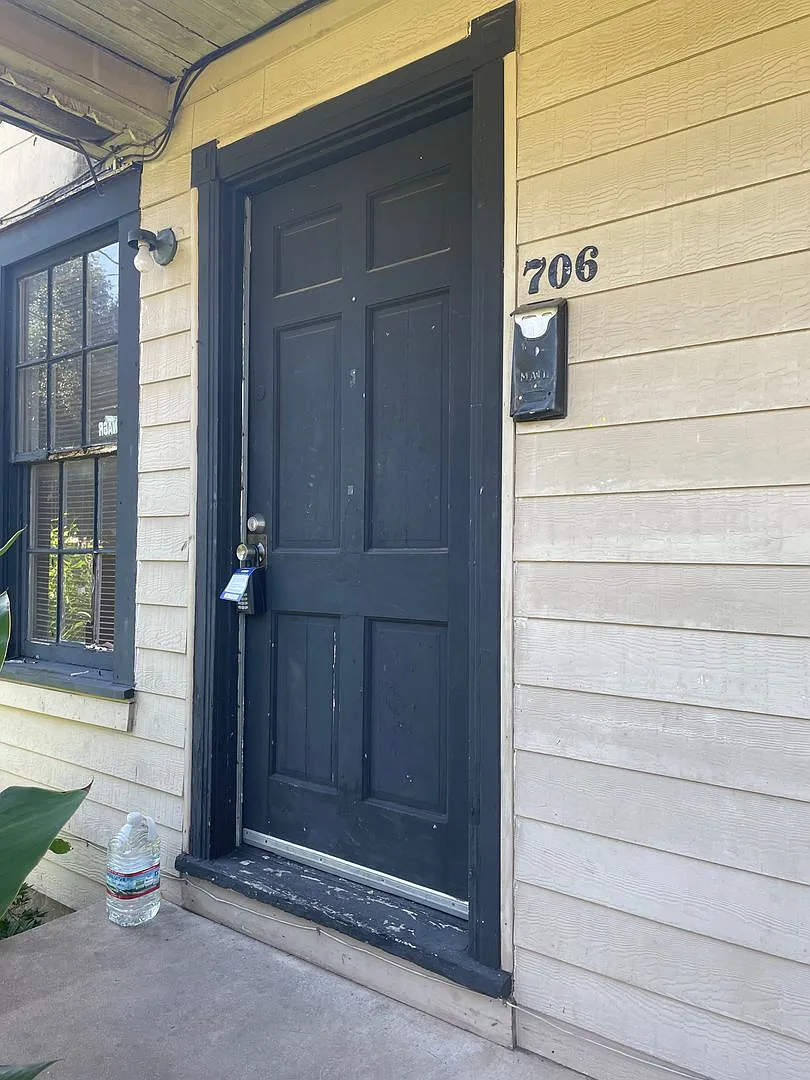 New Paint and Flooring, 1 Bedroom Bossier Home — Photo 1