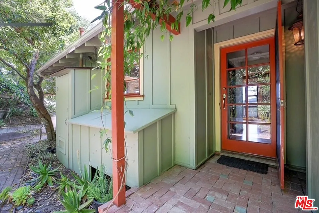 2 bed, 2.0 bath, 1600 sqft, $7,200 — Photo 3