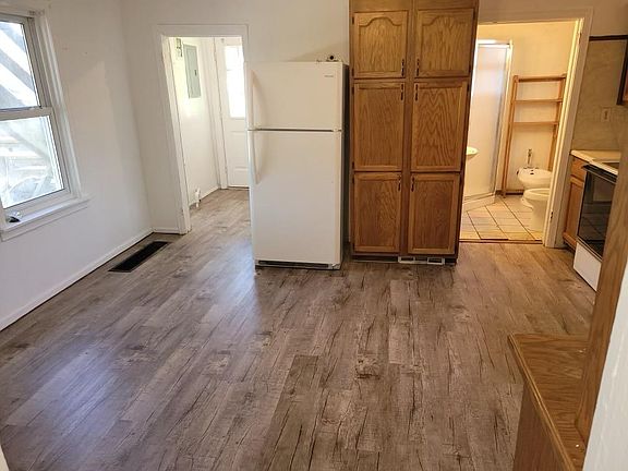 2nd image of 33125 W Jefferson Ave #1