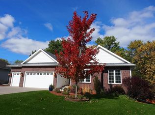 9825 Oakwood Dr, Urbandale, IA 50322