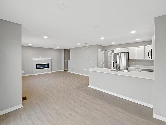 3rd image of 606 Cottonwood Ave