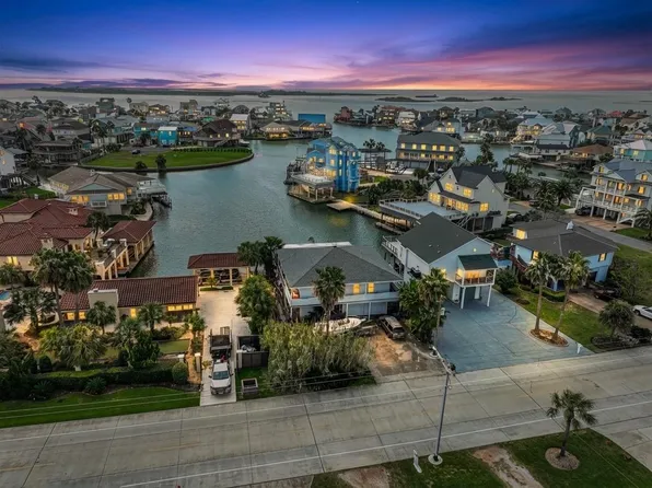 1435 Tiki Dr, Tiki Island, TX 77554