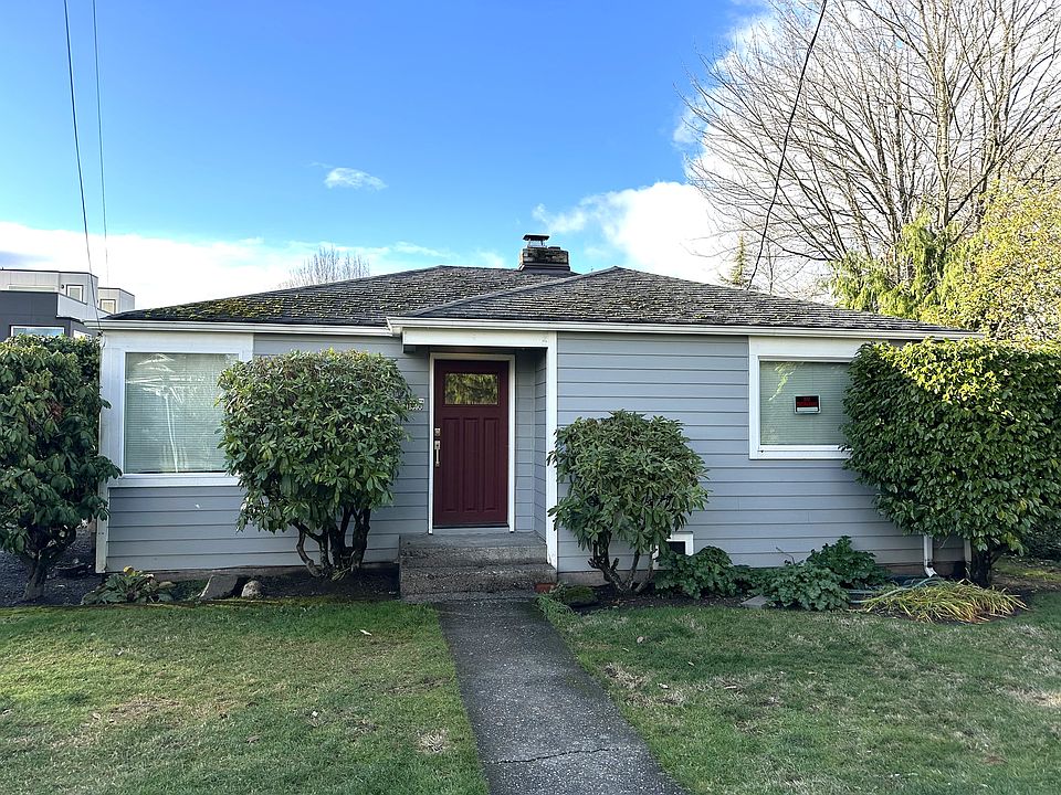 Front of the home with spacious yard.