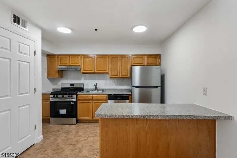 2 bed, 1.5 bath, $2,000 — Photo 4