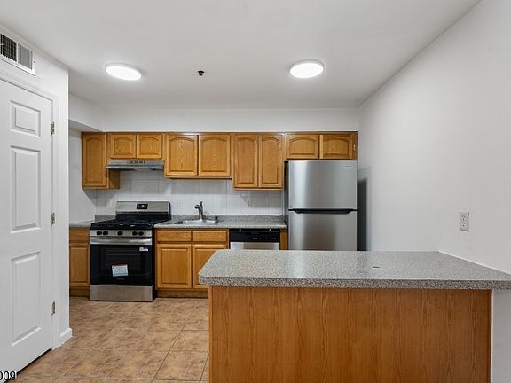 4th image of 49 Seabury St #1