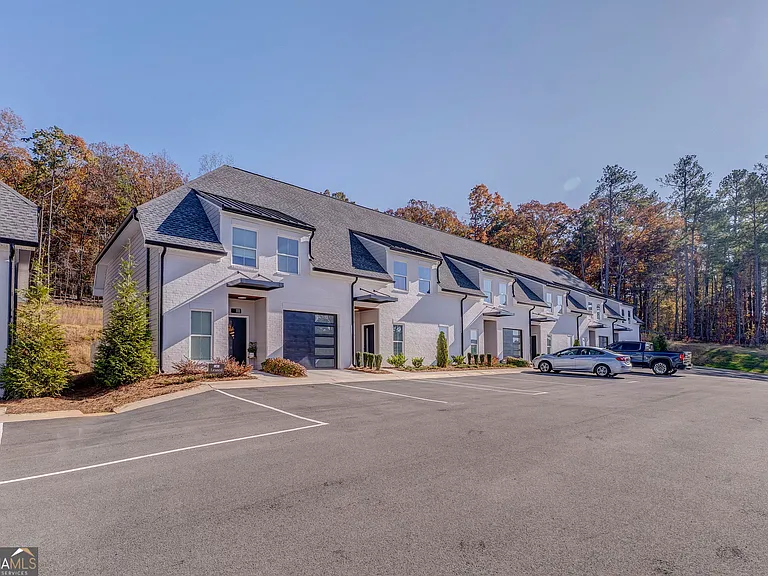 77 Chateau Dr — Photo 5