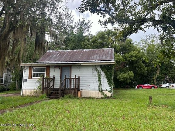3rd image of 634 N CHERRY Street