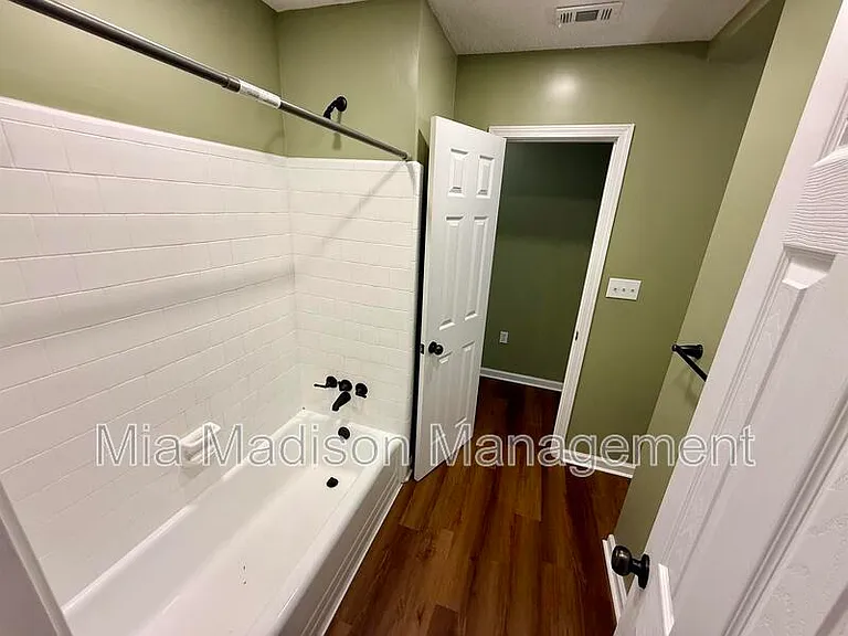 2233 E Derenne Ave — Photo 16