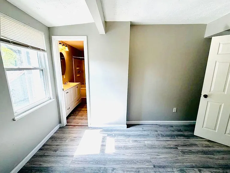 531 E Chestnut St — Photo 13