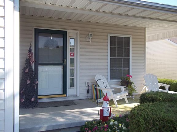 4th image of 690 Lewis St