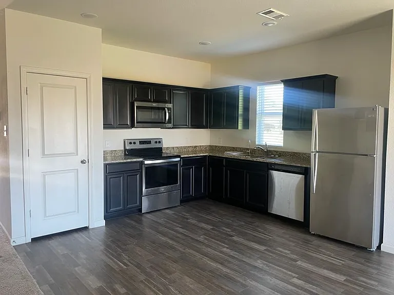 501 Swift Current Dr — Photo 2