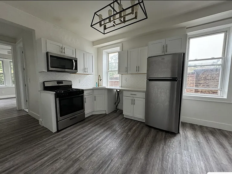 261 Hutton St #2R — Photo 1