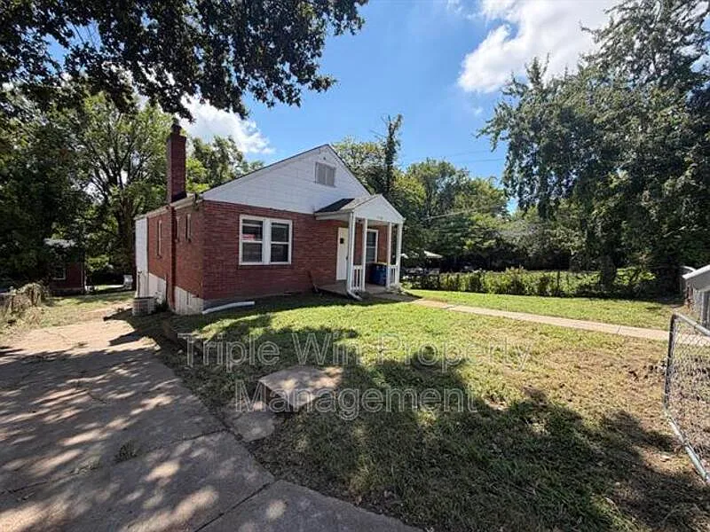 3 bed, 1.0 bath, $1,400 — Photo 2