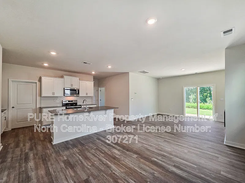 5 bed, 3.0 bath, 2368 sqft, $2,255 — Photo 4