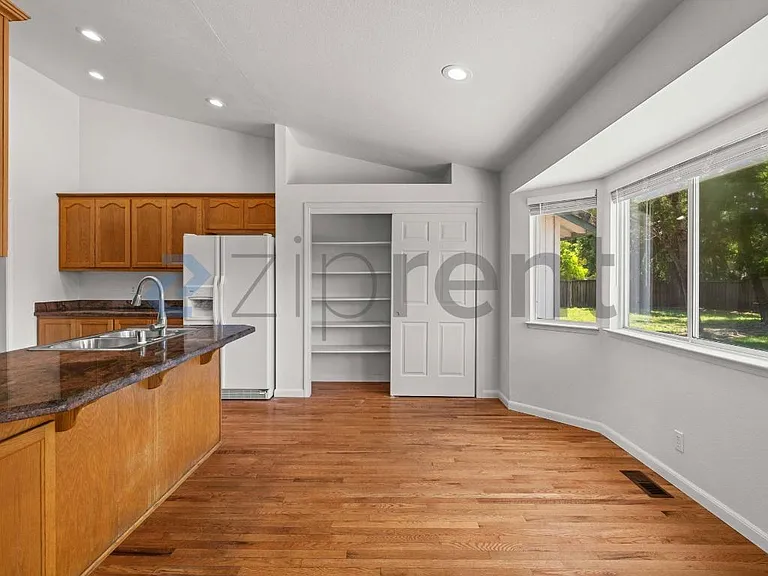 1425 Country Manor Dr — Photo 14