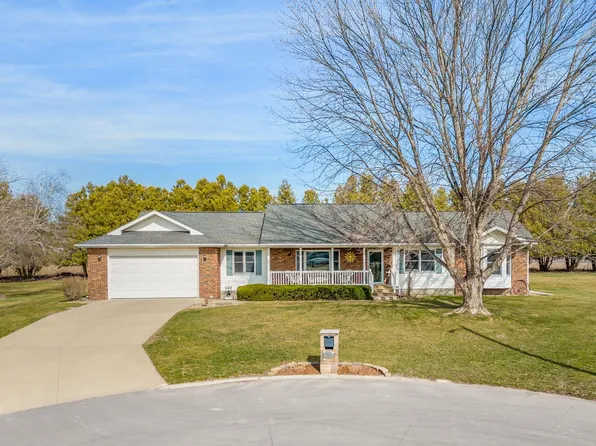 220 Briarwood Ct, Sumner, IA 50674