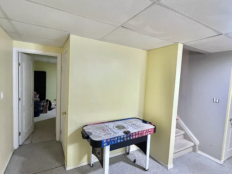 1033 Youville Dr W — Photo 17