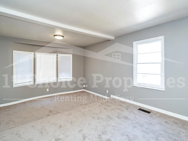 821 Alden Ave — Photo 2