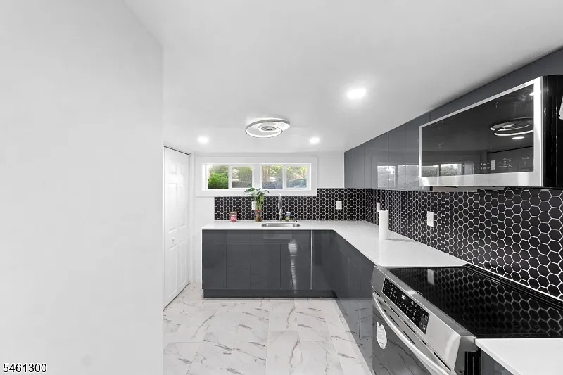 1 bed, 1.0 bath, 808 sqft, $1,900 — Photo 2