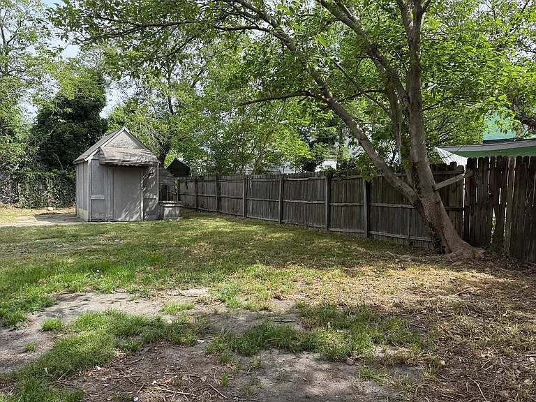1151 Perry St — Photo 18
