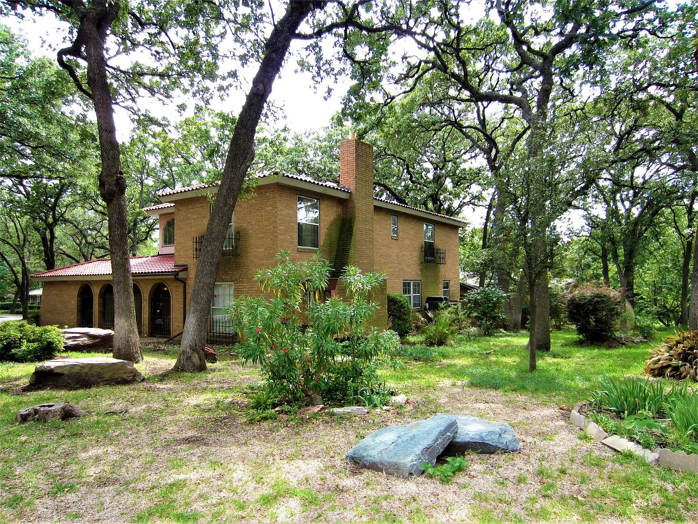 1815 Greenwood Dr — Photo 1