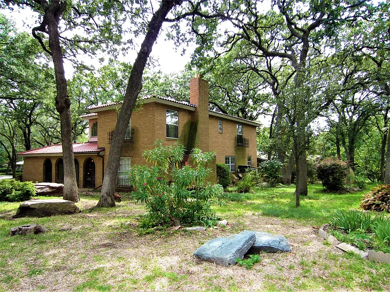 1815 Greenwood Dr — Photo 1