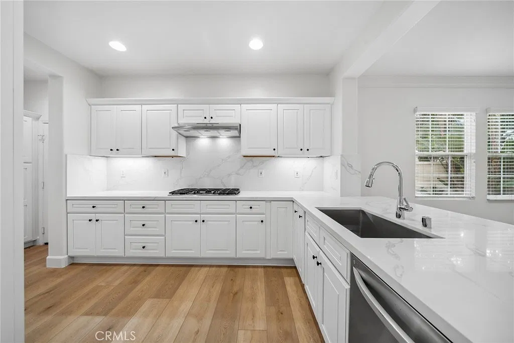3 bed, 2.5 bath, 2183 sqft, $5,350 — Photo 3