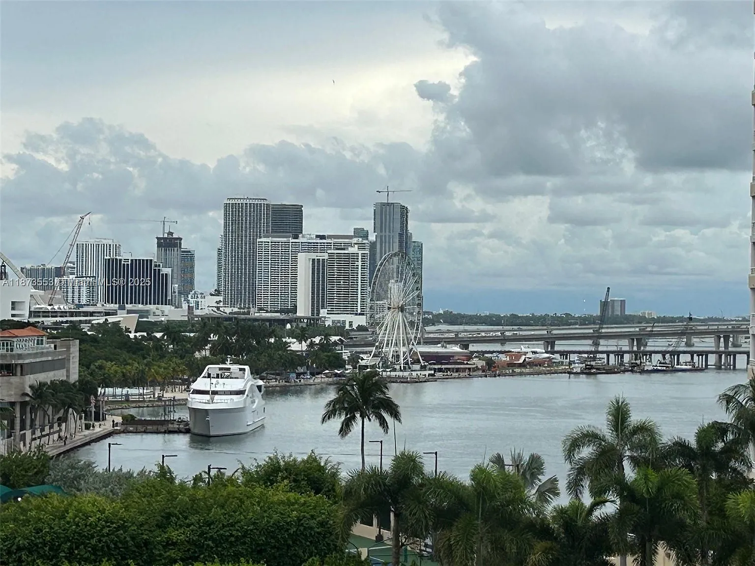 540 Brickell Key Dr — Photo 2