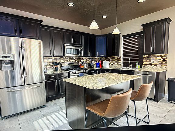 Kitchen with breakfast counter