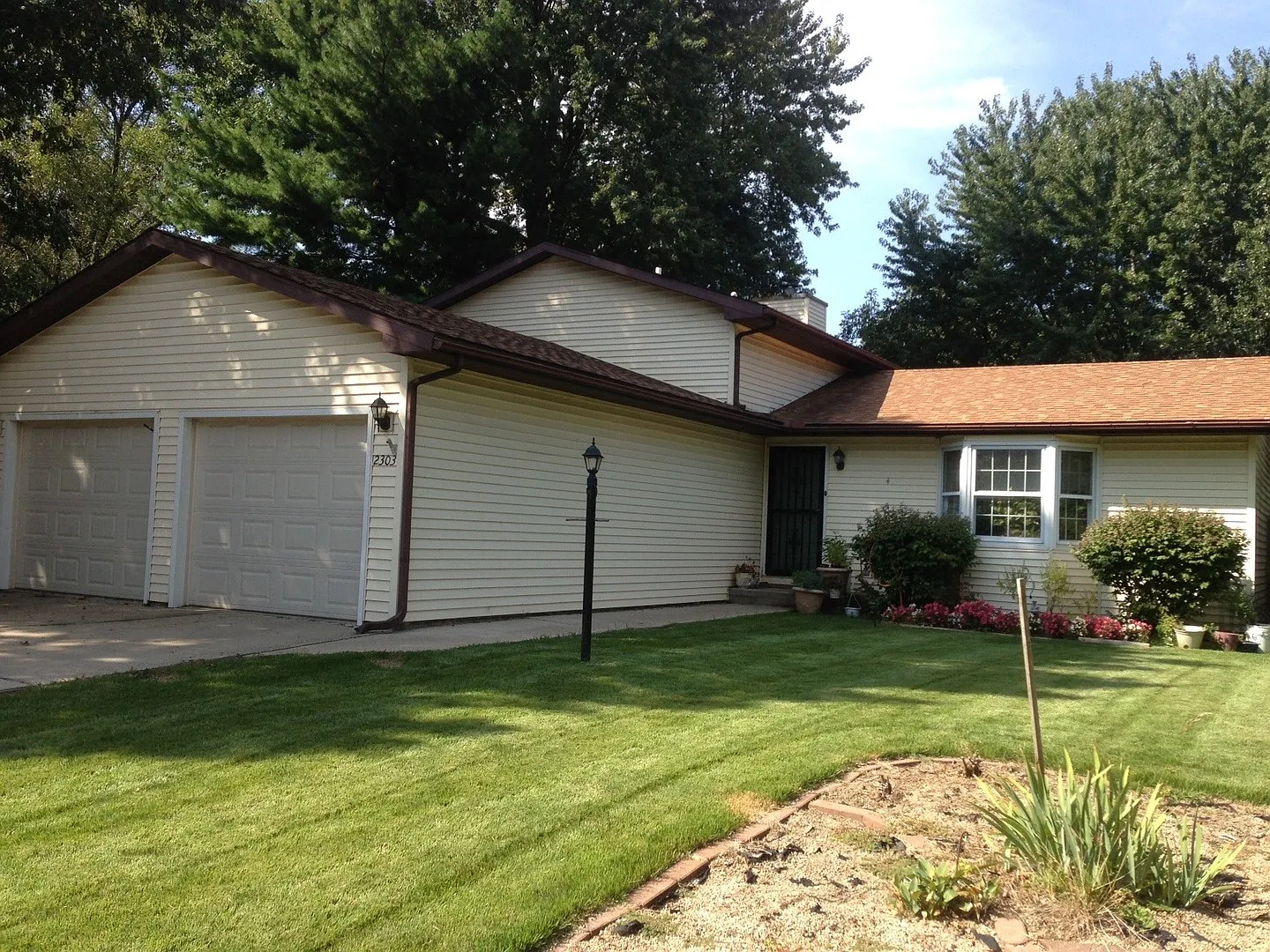 Beautiful tri level home — Photo 1