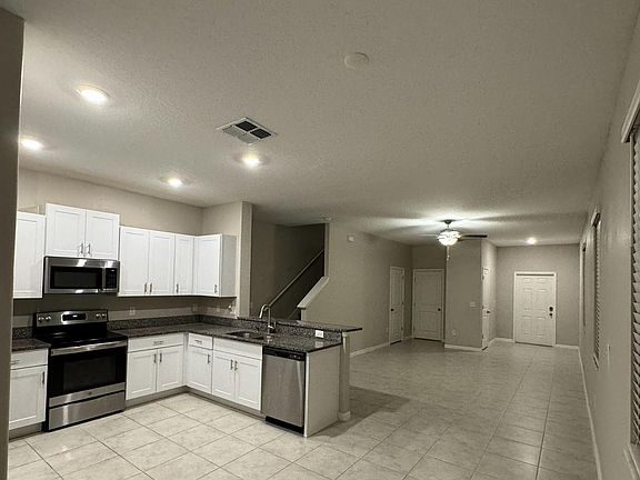 3rd image of 9661 Pembrooke Pines Dr