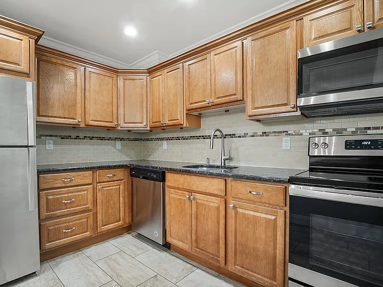 4 Jeanne Marie Gdns — Photo 2
