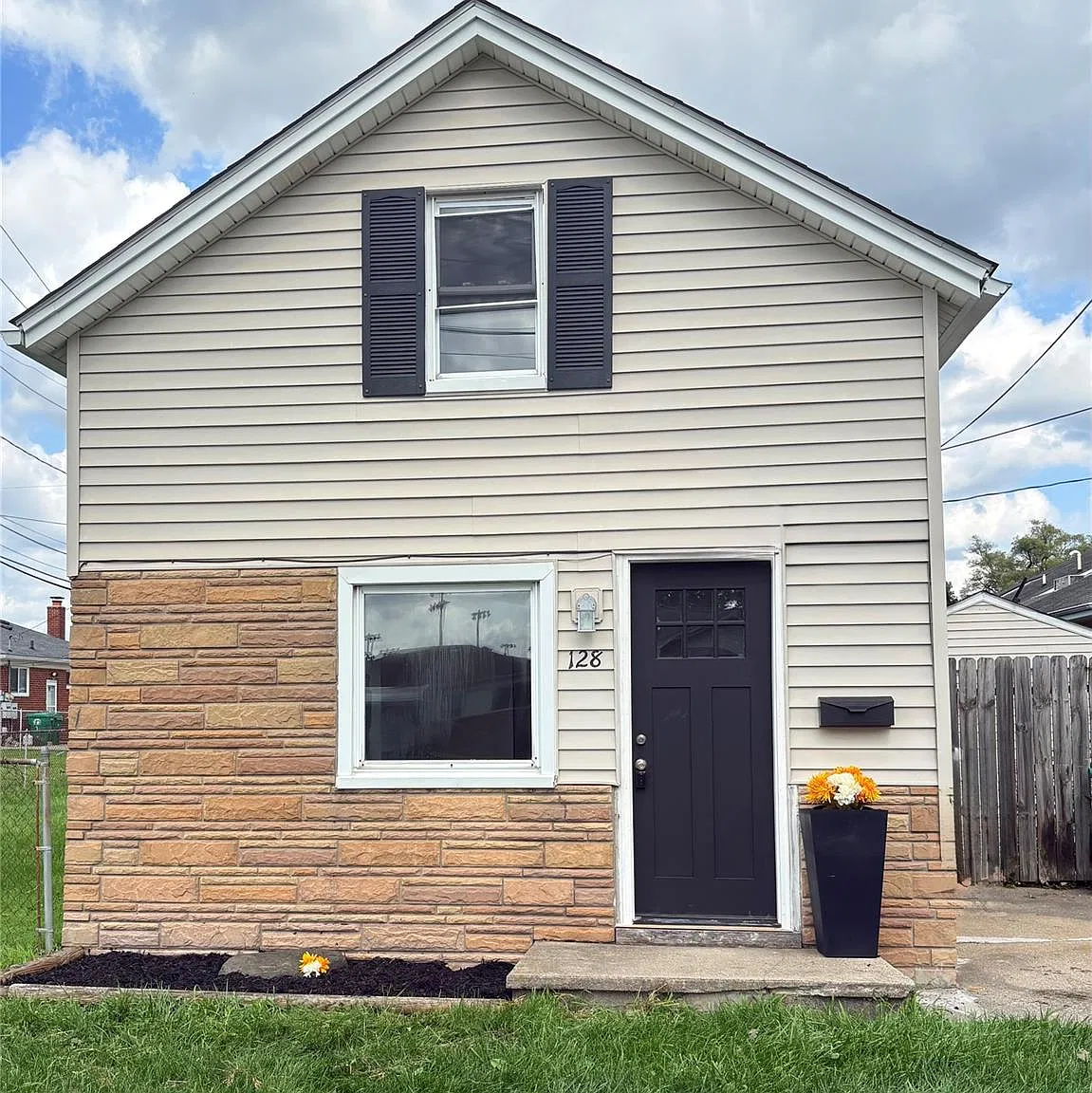 3 bed, 1.0 bath, 1220 sqft, $1,600 — Photo 1
