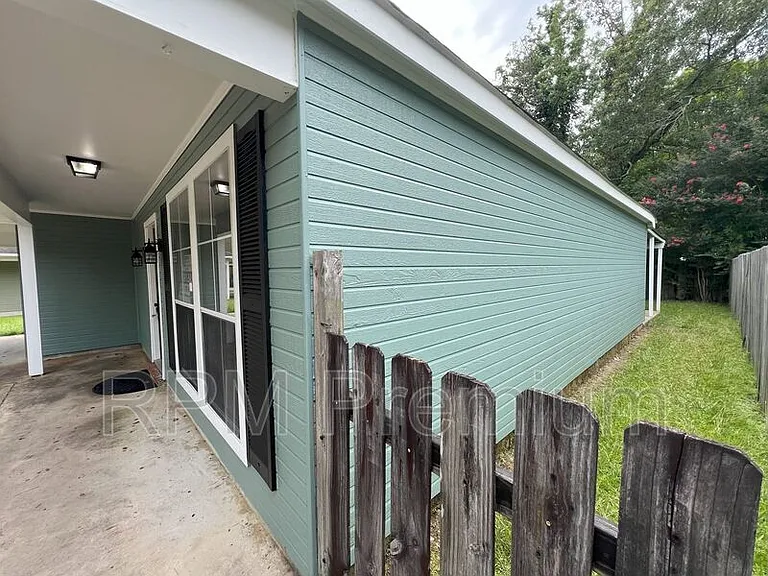 522 Fawn Lake Dr — Photo 3
