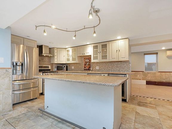 5th image of 142 McLaughlin St