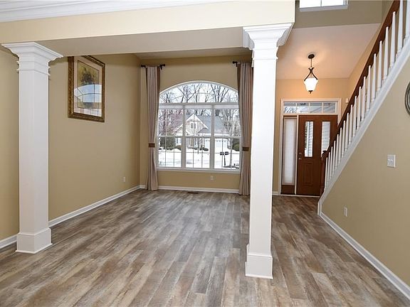 4th image of 575 Bay Hill Dr