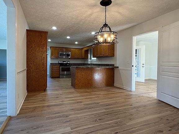 3rd image of 206 Blue Ribbon Pkwy