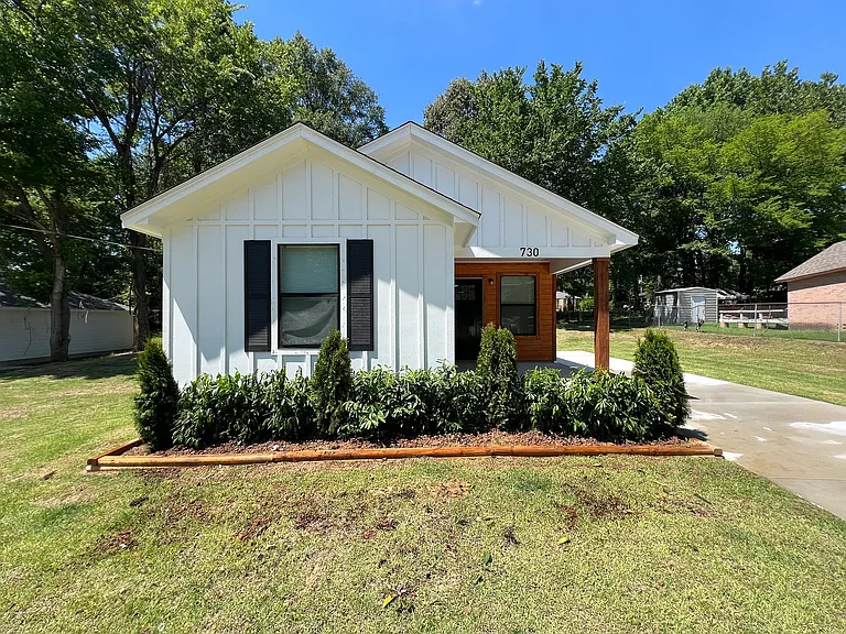 730 Hazelwood Rd — Photo 1