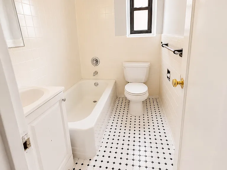 2339 Hudson Ter #D9 — Photo 8