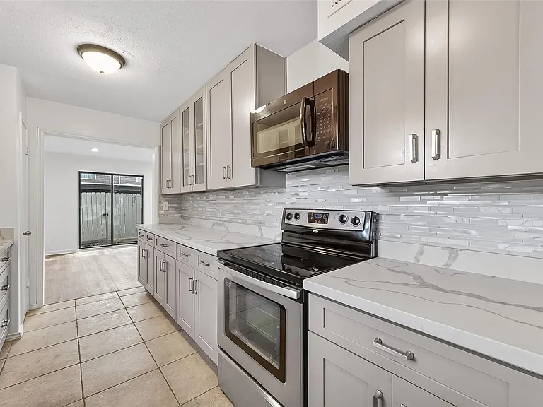 500 N Post Oak Ln — Photo 13